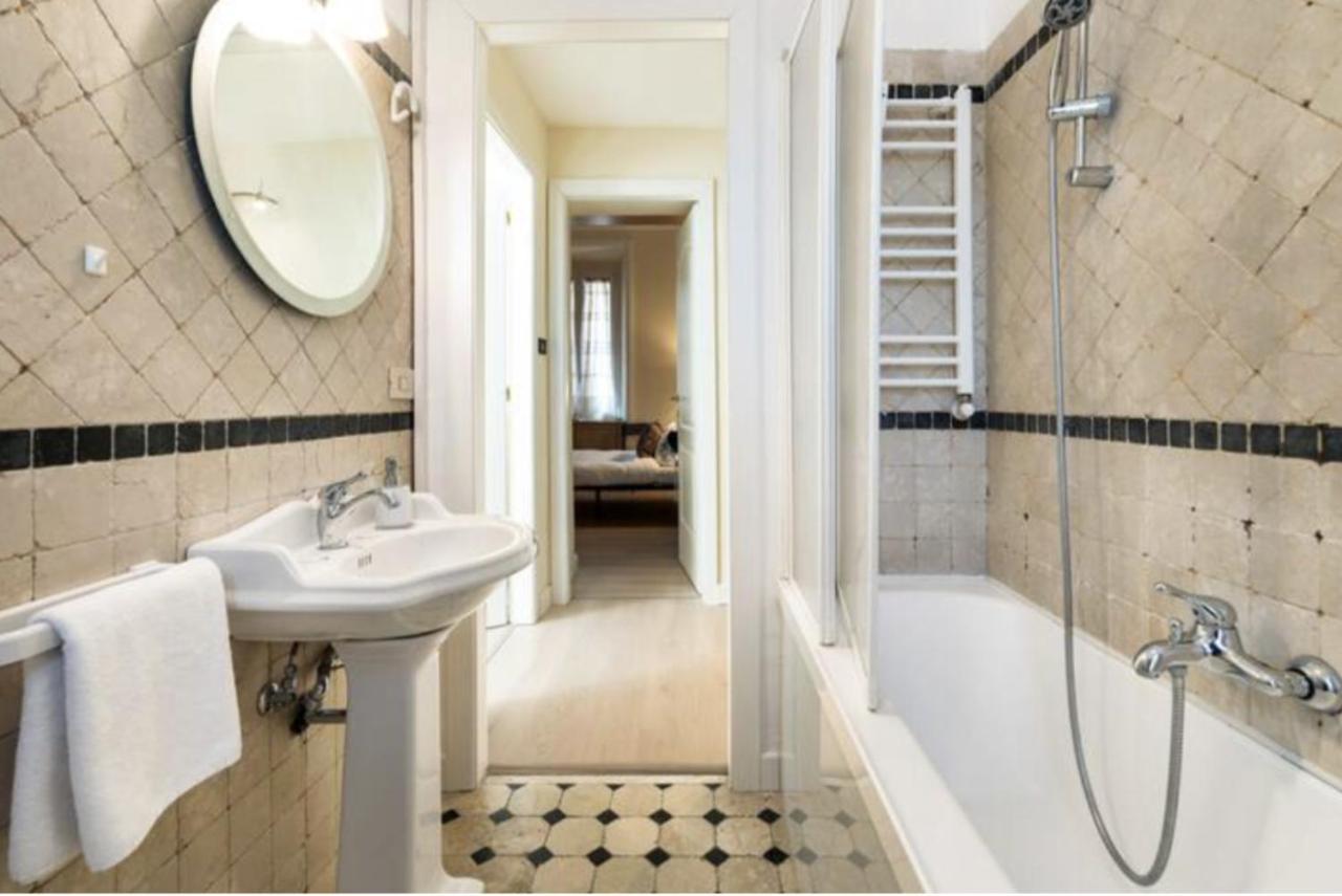 Sunny Flat In Elegant Building Close To Colosseum Rome Buitenkant foto